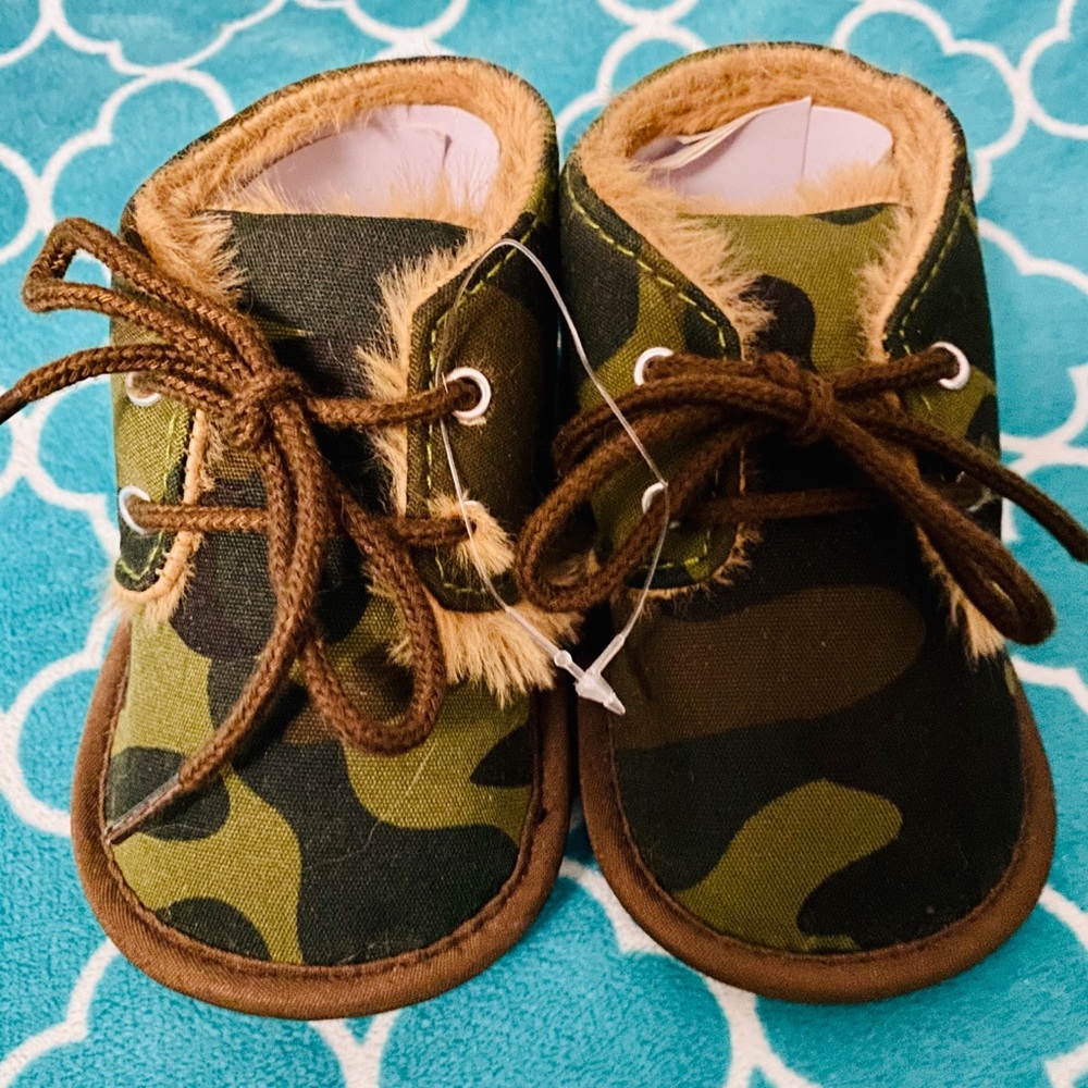 Boys camo boutique soft sole shoes NEW tag missing